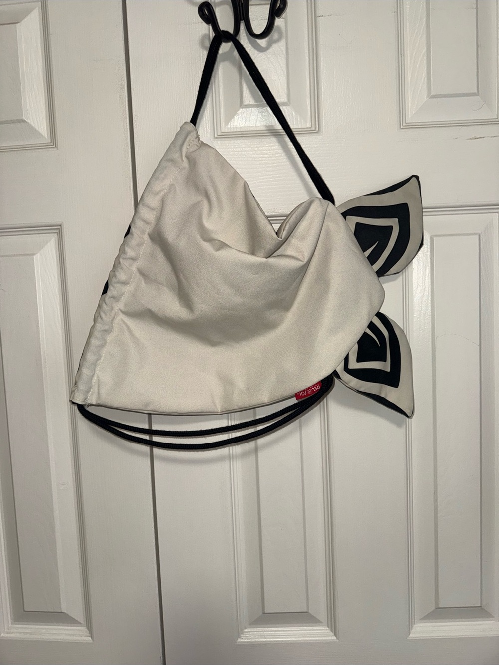 Turtle Graphic color changing Drawstring Backpack in Cream and Black - Picture 5 of 7